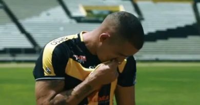 Mediocampista Juan Colina firmó con su nuevo club de Puerrto Cabello