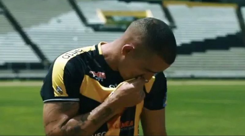 Mediocampista Juan Colina firmó con su nuevo club de Puerrto Cabello