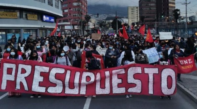 Estudiantes de Ecuador marchan en defensa de educación pública