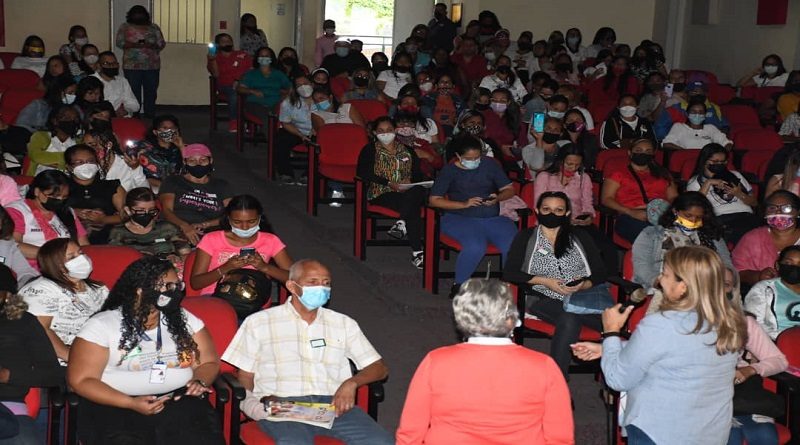 Maestros evalúan avances en materia educativa en Caracas