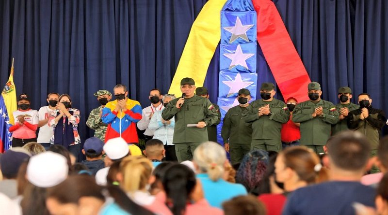 Padrino López: Las Bricomiles significan la fusión perfecta cívico-militar