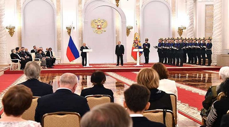 Presidente Vladimir Putin exhorta a la unidad nacional en el Día de Rusia