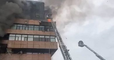 Reportan fuerte incendio en edificio del oeste de Moscú