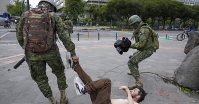 Soldados detienen a manifestante durante las protestas en Quito, Ecuador, 21 de junio de 2022 (Dolores Ochoa / AP)