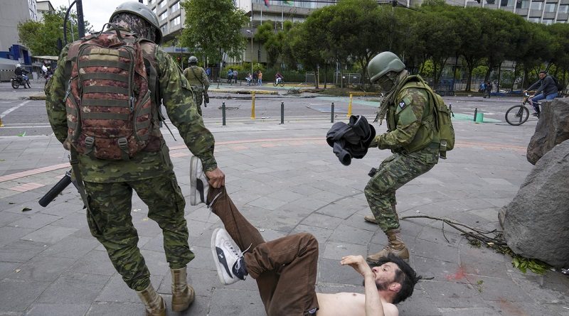 Soldados detienen a manifestante durante las protestas en Quito, Ecuador, 21 de junio de 2022 (Dolores Ochoa / AP)