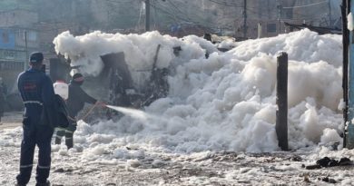 Enorme espuma tóxica provocada por desbordamiento de quebrada atrapa a vecinos de un barrio de Bogotá