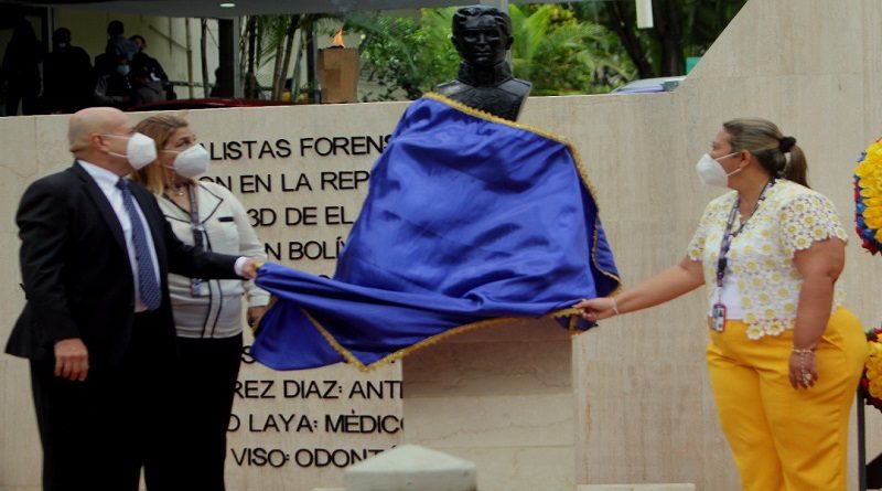 Develan busto con imagen científica del Libertador Simón Bolívar