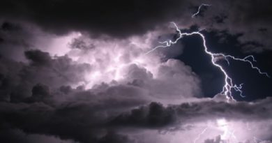 cielo nublado con descargas eléctricas