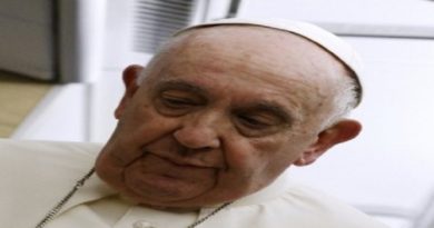 El papa Francisco admite que debe reducir su ritmo de viajes o hacerse "a un lado"