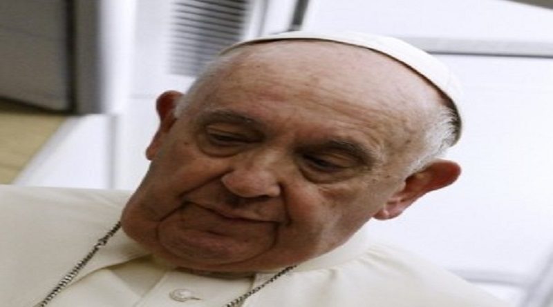El papa Francisco admite que debe reducir su ritmo de viajes o hacerse "a un lado"