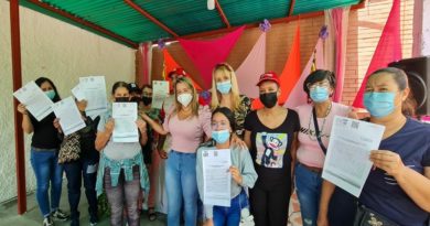 Entregan títulos de tierra a mujeres de Miranda