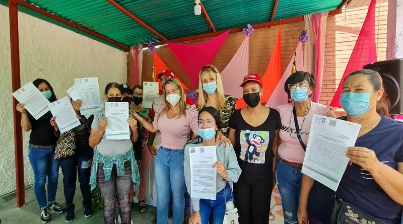 Entregan títulos de tierra a mujeres de Miranda