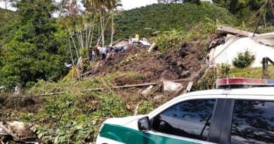 Deslizamiento de tierra sepulta una escuela rural en Colombia