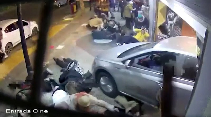 Se trata de un auto modificado para que lo pueda manejar una persona con discapacidad. El impacto ocurrió cuando estaba intentando dar marcha atrás, señalaron fuentes policiales. (Cámara de seguridad CCTV)