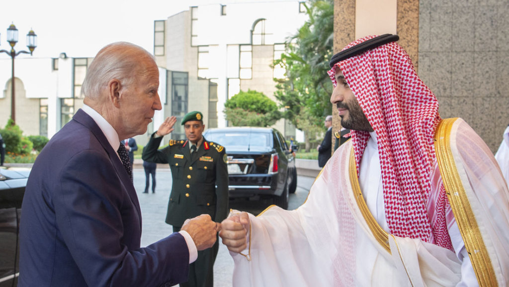 Karen Elliot House comentó en un artículo de opinión que el presidente estadounidense terminó su visita al reino "sin cualquier progreso" en los temas de la agenda. (Royal Court of Saudi Arabia / Gettyimages.ru)