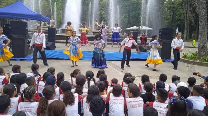 Niños y niñas disfrutan de actividades culturales en su día