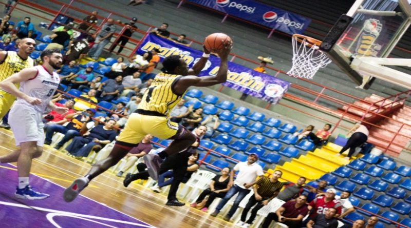 Elyjah Clark dominó a Brillantes