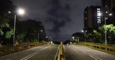 Meléndez quien estuvo en compañía del ministro del Poder Popular para el Transporte Ramón Velásquez Araguayán supervisaron los trabajos de reparación del elevado de Maripérez.