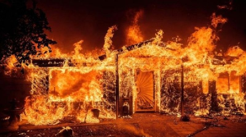 Bomberos empiezan a controlar incendio forestal en California