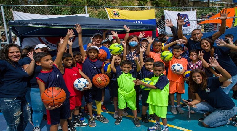 Reinauguran cancha deportiva recuperada en Kennedy
