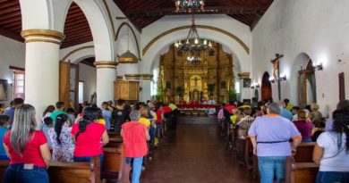 Realizan homilía para conmemorar visita de la Parranda de San Pedro de Guatire a Santa Lucía