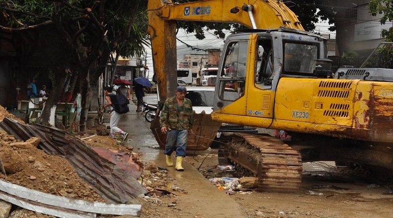 Supervisan los trabajos de recolección de sedimentos en la Quebrada Caraballo