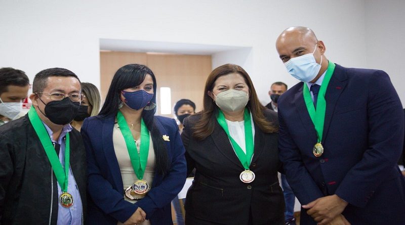 Autoridades nacionales reciben condecoración Orden de Paz