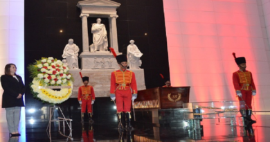 Gobierno de Nicaragua rinde homenaje con ofrenda floral al Libertador