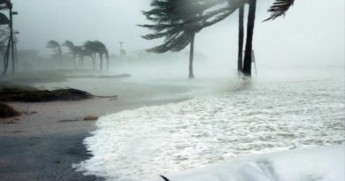 Huracán Bonnie se desplaza sobre las costas mexicanas