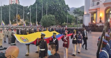 Con Izada de bandera conmemoran natalicio de El Libertador y Día de la Armada Bolivariana