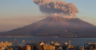 Volcán entra en erupción en la isla japonesa de Kyushu