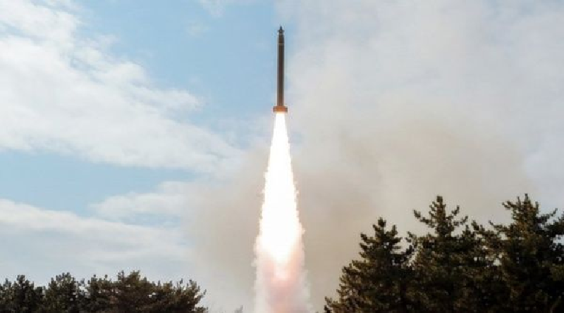 Corea del Norte realiza varios disparos desde un lanzacohetes