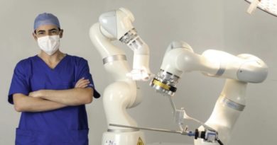 Conoce el robot que actúa como segundo cirujano dentro de un pabellón