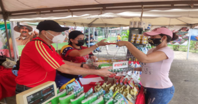 Familias de Brisas de Sarrapial son beneficias con combos proteicos