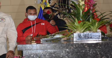 Rinden homenaje con ofrenda floral al Comandante Chávez por su natalicio