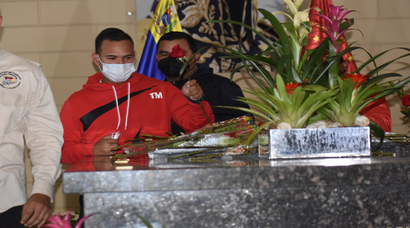 Rinden homenaje con ofrenda floral al Comandante Chávez por su natalicio