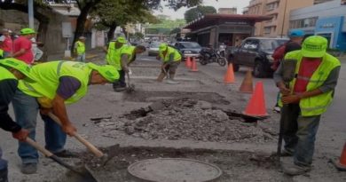 Realizan labores de mantenimiento a bocas de visitas en parroquias caraqueñas