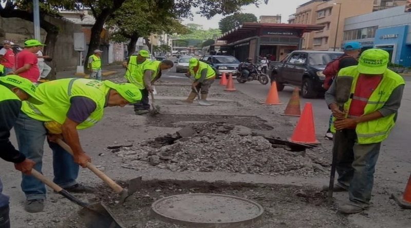 Realizan labores de mantenimiento a bocas de visitas en parroquias caraqueñas