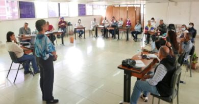 Artesanas y artesanos de Caracas acreditan experiencias y conocimientos ante la Unesr