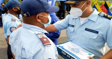 Condecorados funcionarios de la Policía de Miranda
