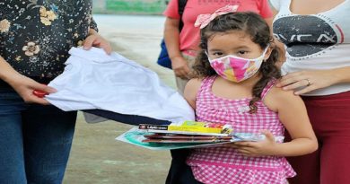 Entregan chemises a estudiantes que son promovidos de grado en Guárico