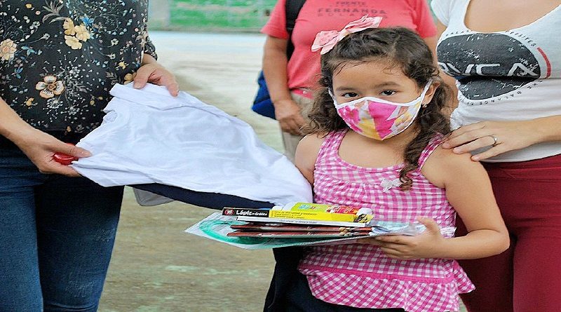 Entregan chemises a estudiantes que son promovidos de grado en Guárico