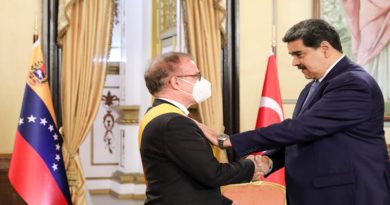 Venezuela condecora con orden Franciso de Miranda a embajador de Turquía en su despedida