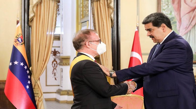 Venezuela condecora con orden Franciso de Miranda a embajador de Turquía en su despedida