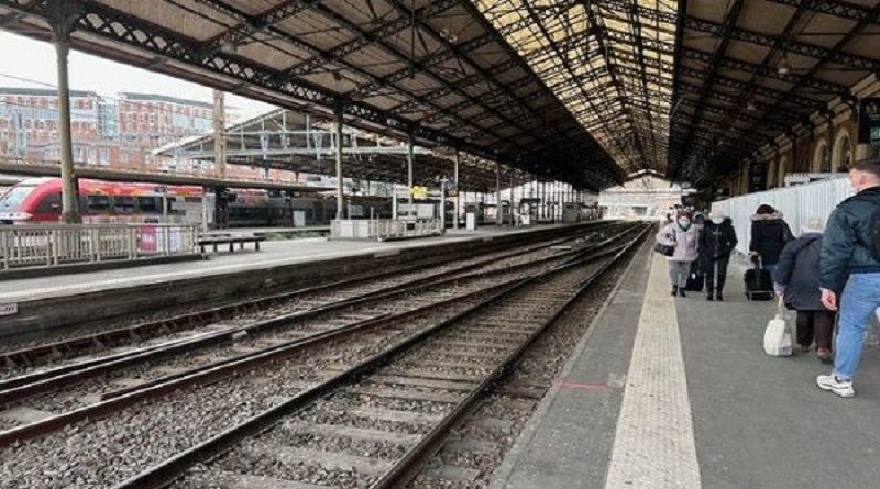 Trabajadores de empresa de ferrocarriles realizan huelga por incremento salarial en Francia
