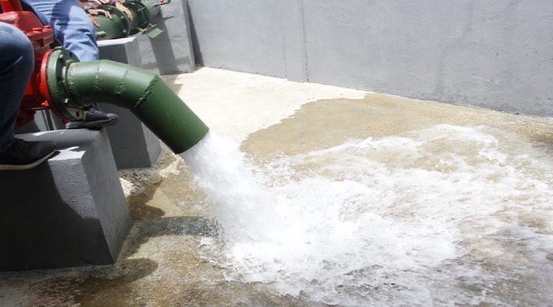 Reparan tubería de agua potable en Miranda