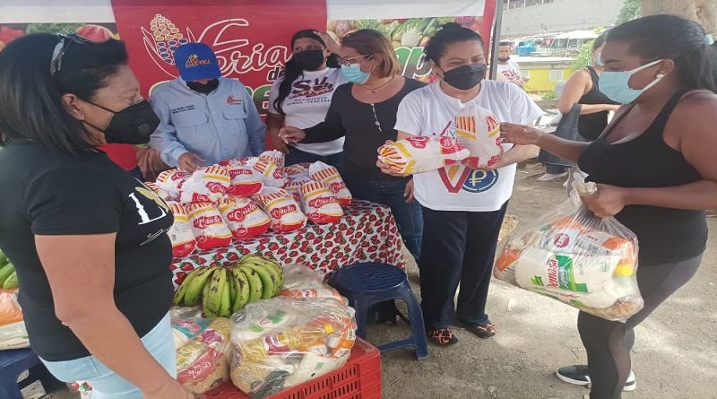 Un total de 458 familias residentes en el Urbanismo Samán de Güere, ubicado en la parroquia Leoncio Martínez, municipio Sucre, del estado Bolivariano de Miranda, este miércoles recibieron la distribución casa por casa de 2.6 toneladas de proteína animal durante la entrega del combo de alimentos de los Comité Locales de Abastecimiento y Producción (CLAP) en esta comunidad. Esta jornada forma parte de la distribución de julio en la entidad mirandina, en donde está estimado realizar 56 Feria del Campo Soberano, para distribuir más de 107 toneladas de proteina animal como pollo, carne, mortaldela, pescado y hortalizas, que beneficiarán a más de 28 mil 500 familias en 104 CLAP, en articulación con el Ministerio del Poder Popular Para la Alimentación (Minppal) y el Estado Mayor Regional de Alimentación. Yaisy Griman, vocera del “CLAP Samán de Güere”, expresó su agradecimiento al Gobierno Nacional por mantener atendidas a las comunidades. “Gracias por la entrega de los alimentos en nuestra comunidad; aquí estamos como activadores CLAP, gracias a nuestro presidente Nicolás Maduro”, dijo. Esta entrega contó con el acompañamiento del poder popular de la zona, entre ellos el Movimiento de Viviendo Venezuela, Movimiento Somos Venezuela, el Consejo Comunal, el CLAP Samán de Güere, junto Yulimar Martínez, directora territorial del Minppal, en el estado Miranda. Finalmente, Dulce María Cedeño, vocera del Movimiento de Viviendo Venezuela en Samán de Güere, agradeció a la Misión Alimentación por los alimentos recibidos. «Excelente atención por parte de Mercal, con precios accesibles en comparación con los privados, gracias a estas jornadas podemos llevar muchos más productos”.