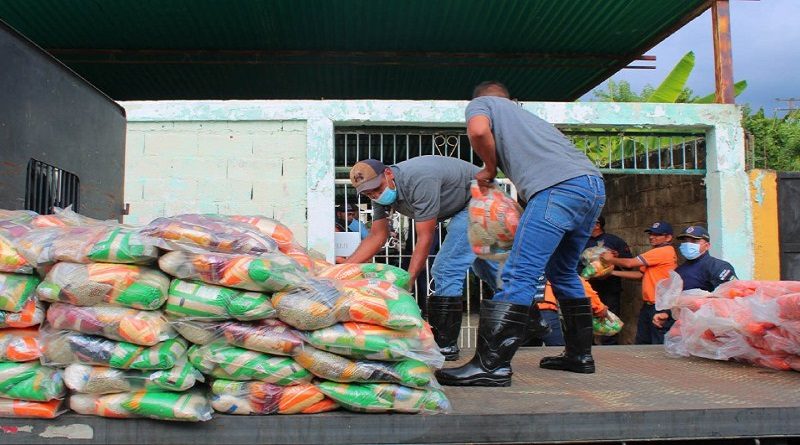 Distribuyen combos alimenticios a familias afectadas por lluvias en Carabobo