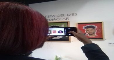 Realizan exposición con retratos de reconocidos cantantes en Maccar