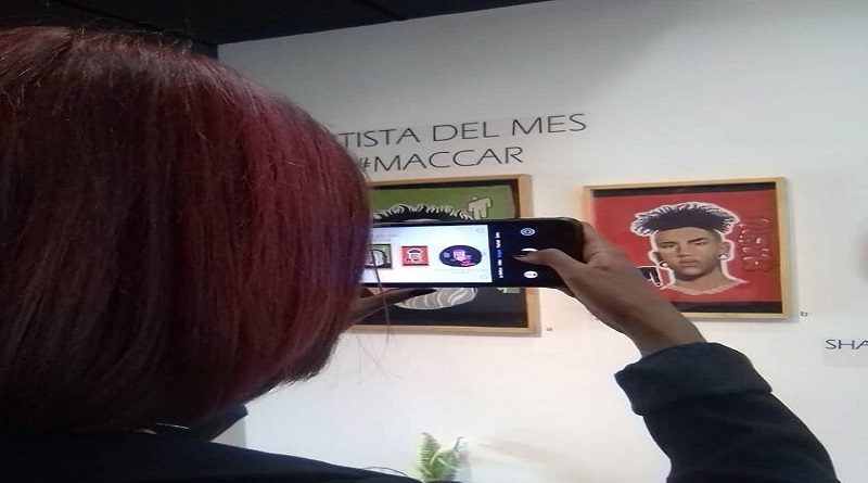 Realizan exposición con retratos de reconocidos cantantes en Maccar